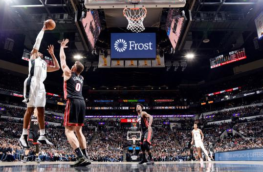 马刺主场以107-102战胜热火结束2连败 阿德21分德罗赞20+9+9巴特勒16+6 马刺主场以107-102战胜热火结束2连败 阿德21分德罗赞20+9+9巴特勒16+6