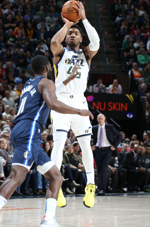 爵士战胜独行侠4连胜 米切尔25+8东契奇25+7戈贝尔5帽 爵士战胜独行侠4连胜 米切尔25+8东契奇25+7戈贝尔5帽