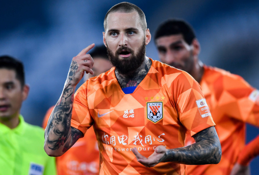 中超-鲁能0-0闷平苏宁 鲁能外援首秀3分钟染红! 中超-鲁能0-0闷平苏宁 鲁能外援首秀3分钟染红!