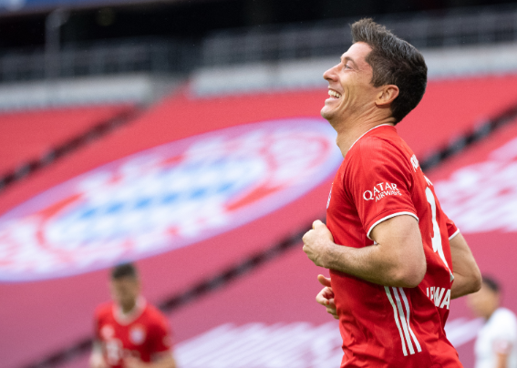 德甲-阿方索伤退拜仁5-0横扫法兰克福 莱万戴帽萨内世界波 德甲-阿方索伤退拜仁5-0横扫法兰克福 莱万戴帽萨内世界波