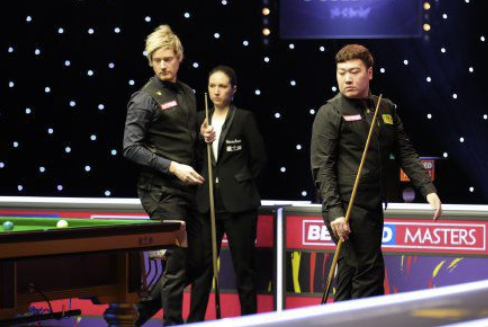 大师赛颜丙涛首秀连扳三局 6-5逆转爆冷胜罗伯逊