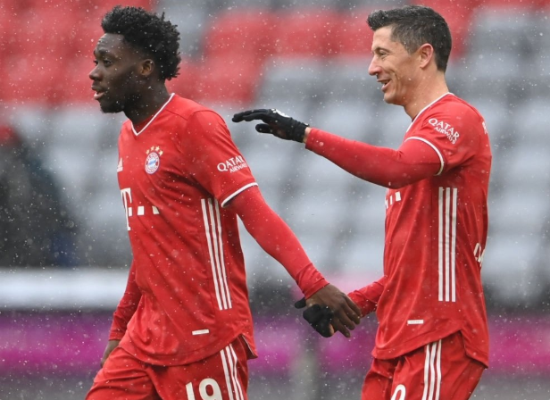 德甲-莱万建功穆勒传射格纳布里伤退 拜仁2-1弗莱堡 德甲-莱万建功穆勒传射格纳布里伤退 拜仁2-1弗莱堡