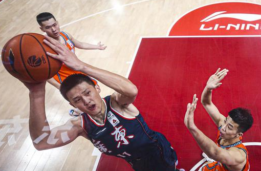 周鹏22分迎生涯里程碑 广东137-122四杀福建豪取7连胜 周鹏22分迎生涯里程碑 广东137-122四杀福建豪取7连胜