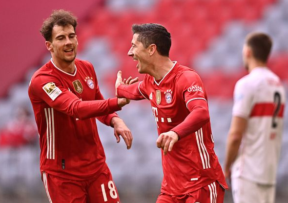 德甲-拜仁4-0完胜胜斯图加特稳居榜首 莱万戴帽格纳布里传射 德甲-拜仁4-0完胜胜斯图加特稳居榜首 莱万戴帽格纳布里传射