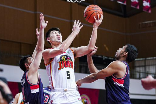 季后赛还有戏!琼斯缺阵广州103-85大胜吉林 摩尔32+10 季后赛还有戏!琼斯缺阵广州103-85大胜吉林 摩尔32+10