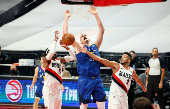 约基奇36+10 里弗斯21分 利拉德37分 掘金120-115险胜开拓者