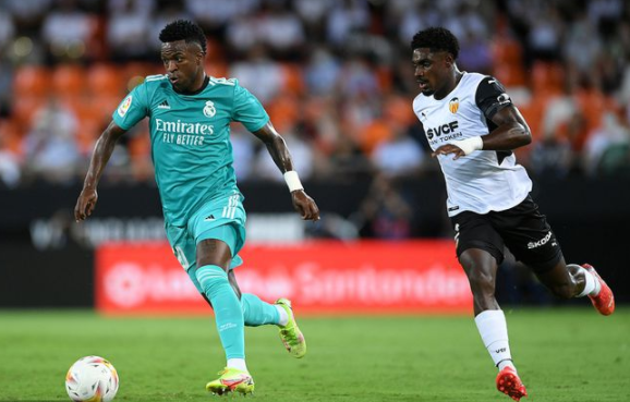 西甲-本泽马维尼修斯分别传射 皇马2-1战胜瓦伦西亚 西甲-本泽马维尼修斯分别传射 皇马2-1战胜瓦伦西亚