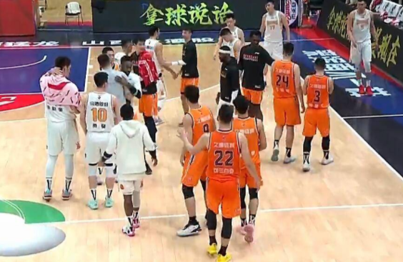 西蒙斯41+10王哲林32分 山西151-128大胜送上海3连败 西蒙斯41+10王哲林32分 山西151-128大胜送上海3连败