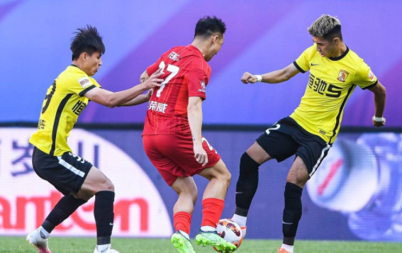 中超-广州队遭遇4连败0-1海港继续垫底 冯劲破门制胜 中超-广州队遭遇4连败0-1海港继续垫底 冯劲破门制胜