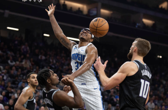 巴恩斯30分班切罗17+8 国王八人上双136-111大胜魔术 