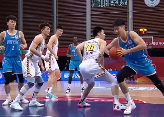 里斯21+14胡金秋15+7难救主 青岛98-77大胜广厦 里斯21+14胡金秋15+7难救主 青岛98-77大胜广厦