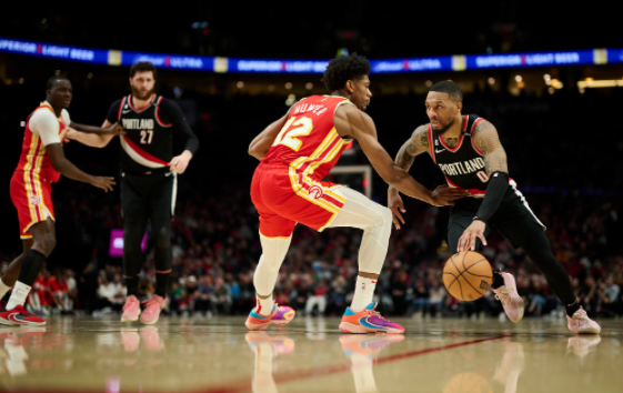 利拉德42分穆雷对飚40+8难救主 吹杨缺阵开拓者129-125险胜老鹰 利拉德42分穆雷对飚40+8难救主 吹杨缺阵开拓者129-125险胜老鹰