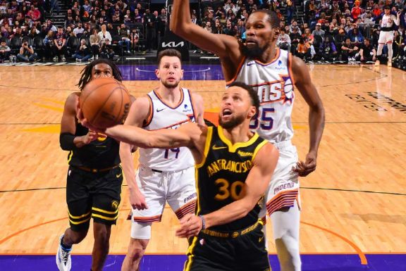 杜兰特32+8 布克25+8+10 保罗遭驱逐 太阳123-115力克勇士迎5连胜 杜兰特32+8 布克25+8+10 保罗遭驱逐 太阳123-115力克勇士迎5连胜