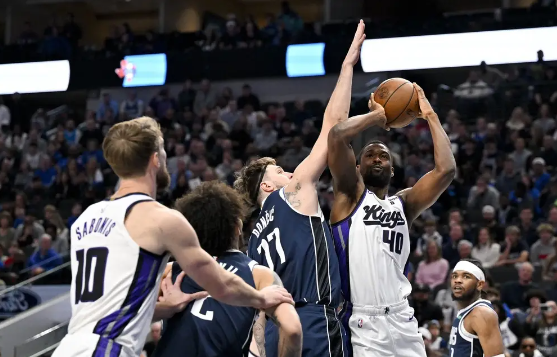 福克斯34分东契奇28+10+17难救主 国王120-115险胜独行侠迎3连胜 福克斯34分东契奇28+10+17难救主 国王120-115险胜独行侠迎3连胜