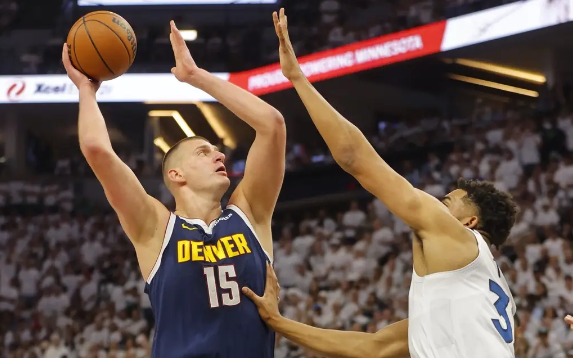 爱德华兹空砍44分约基奇35+7+7 掘金再胜森林狼总分2-2 