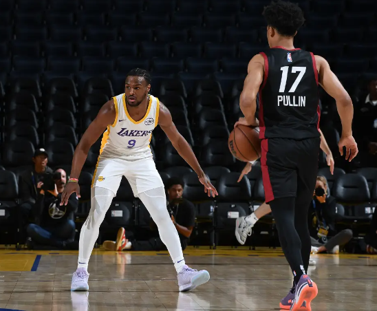 NBA夏联-湖人惜败热火3连败布朗尼复出3+5+3帽 克内克特20分