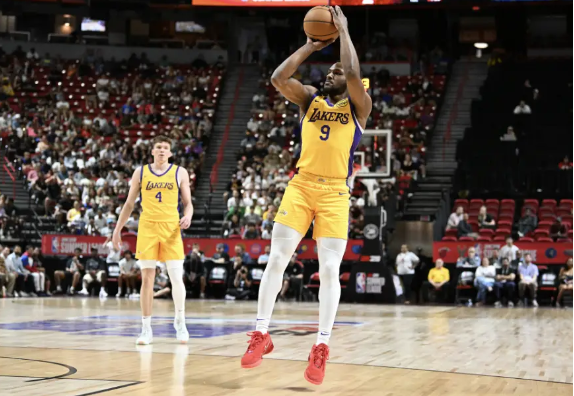 　　7月21日讯 NBA夏季联赛，公牛今日对阵湖人，前者上场比赛战胜老鹰，后者则是取得两连胜。本场湖人队布朗尼和克内克特缺战，公牛也轮休了萨诺戈。  　　双方数据  　　公牛：西布龙18分4篮板5助攻、布泽利斯10分4篮板3盖帽、德雷尔10分7篮板2助攻、加里森-布鲁克斯5分8篮板2助攻、斯图尔特10分4助攻、多马斯克5分、奈特6分2篮板2助攻、奥迪格7分2抢断、贾旺特-斯玛特5分2篮板、泰勒-托马斯5分  　　湖人：辛森25分3篮板2助攻、奥利瓦里20分3篮板、特拉奥雷6分9篮板、卡斯尔顿2分7篮板4助攻、博东10分4篮板3助攻、伊斯特9分3助攻2抢断、墨菲5分11篮板10助攻3抢断、库泽8分2篮板2助攻、布朗10分8篮板2盖帽、蒂利7分3篮板、尼古拉斯5分3篮板  　　比赛回顾  　　首节比赛湖人在新签约的双向合同球员辛森带领下打得积极主动，7-7后湖人突然发力，打出一波16-4后23-11领先了12分。首节最后三分钟湖人多点开花又打出了一波小高潮，首节比赛湖人39-18领先。  　　第二节比赛两队打得有来有回，公牛首轮秀布泽利斯也有精彩的得分贡献，湖人继续由辛森频频得分带领球队前进，辛森命中个人本场比赛第四记三分后湖人53-33领先，上半场结束前公牛投进了一个压哨三分，湖人56-36领先公牛进入下半场。  　　第三节比赛开场5分钟两队得分效率严重下降，只打了一个6-4，湖人62-40领先进入暂停。上半场拿到21分的辛森突然失去了进攻手感，频频出手三分频频打铁。进入轮换阵容后两队一通乱打，三节比赛结束湖人72-58领先。  　　第四节比赛湖人开局连续得分，10-0开局，82-58领先。辛森和实利瓦里持续命中三分，奥利瓦里命中个人第六记三分后湖人91-65领先，此后双方打得有些混乱，双方频频犯规，最终湖人107-81大胜公牛。  　　双方首发  　　公牛：布泽利斯、德雷尔、加里森-布鲁克斯、芬克、贾旺特-斯玛特  　　湖人：辛森、特拉奥雷、卡斯尔顿、博东、伊斯特