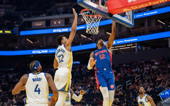 库里追梦缺阵戴维斯砍两双 勇士6人上双111-93轻取活塞