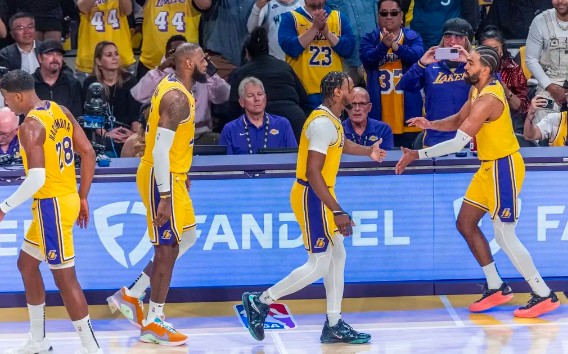 老詹圆梦父子同台浓眉36+16 湖人110-103击退森林狼喜迎开门红 老詹圆梦父子同台浓眉36+16 湖人110-103击退森林狼喜迎开门红