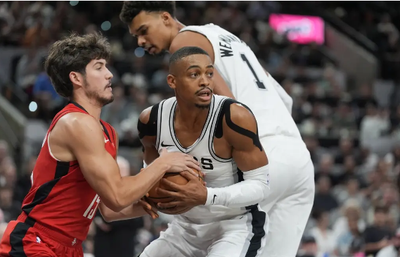 文班29+7 索汉17+12 格林29分 申京末节被弃用 马刺险胜火箭