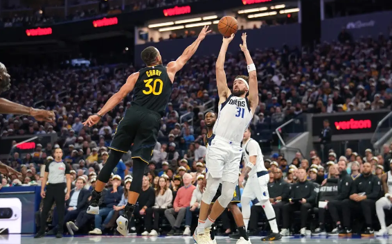 库里37+9克莱回家22分 勇士120-117擒独行侠NBA杯开门红 