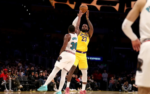 詹姆斯35+12+14再创新纪录 浓眉21+14 湖人复仇灰熊取3连胜