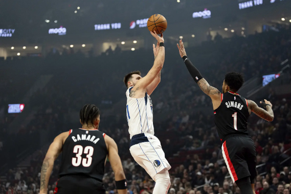 东契奇复出36+7+13 欧文克莱缺阵 西蒙斯27分 独行侠胜开拓者