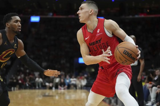 希罗34+6+7 邓罗23分 小莫布里伤退 热火终结骑士4连胜