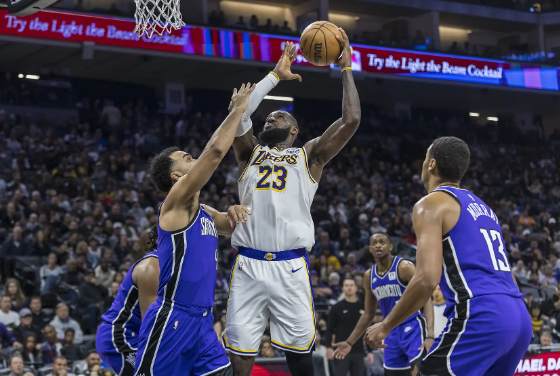 詹姆斯两分15中12&32分 浓眉两罚不中险酿大祸 湖人三杀国王