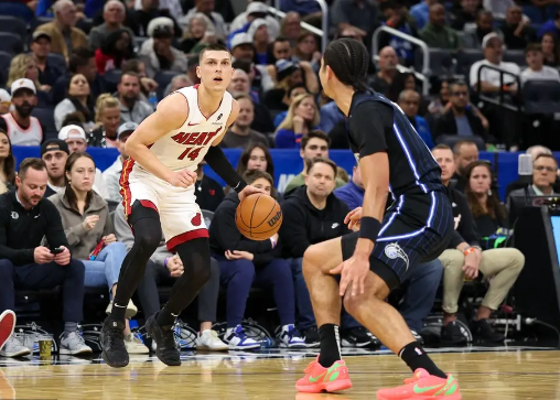 大瓦格纳伤退 小卡特遭逐 安东尼轰35+8+9 魔术25分逆转热火