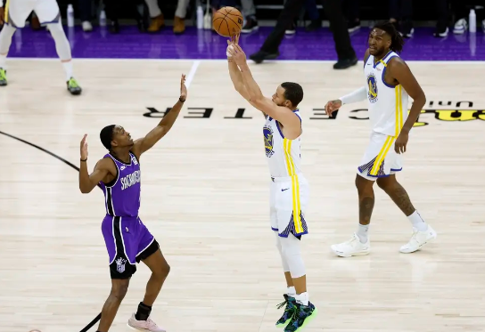 国王18分逆转勇士 德罗赞32+5 库里14+12&下半场2分3失误