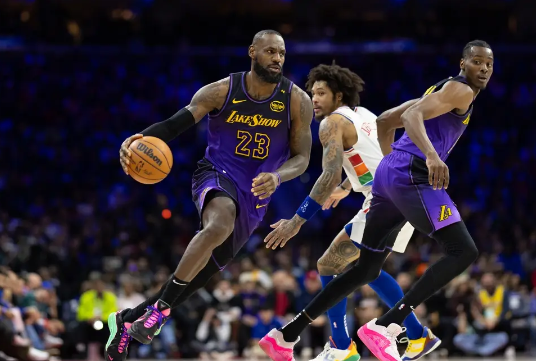 马克西43分 浓眉伤退 布朗尼3板1助 LBJ准“4双” 76人胜湖人