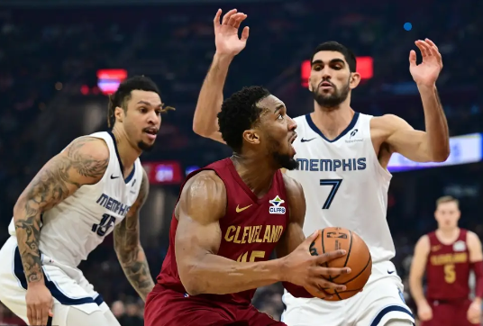 米切尔33+6 莫布里25+13+8 莫兰特21+10 骑士力擒灰熊迎7连胜