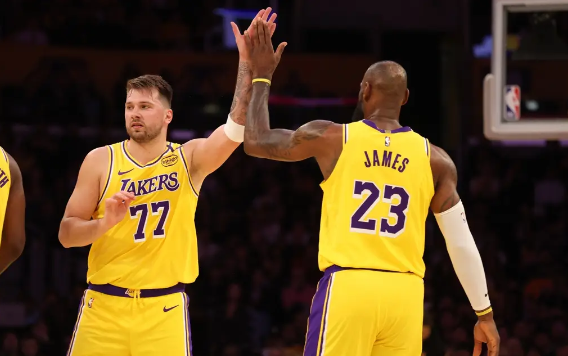 詹姆斯33+17+6东契奇21+13+5 湖人111-102擒森林狼4连胜 詹姆斯33+17+6东契奇21+13+5 湖人111-102擒森林狼4连胜