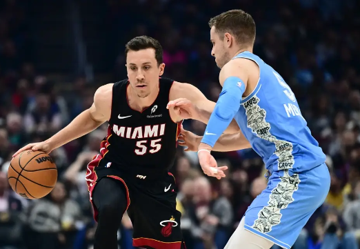 米切尔26+7 邓罗关键出界失误 骑士险胜热火迎12连胜锁季后赛