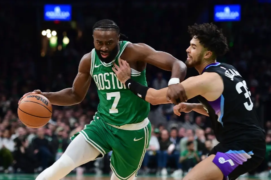 豪泽单节7三分 獭兔缺阵 科林斯28+10 绿军拒逆转送爵士6连败 豪泽单节7三分 獭兔缺阵 科林斯28+10 绿军拒逆转送爵士6连败