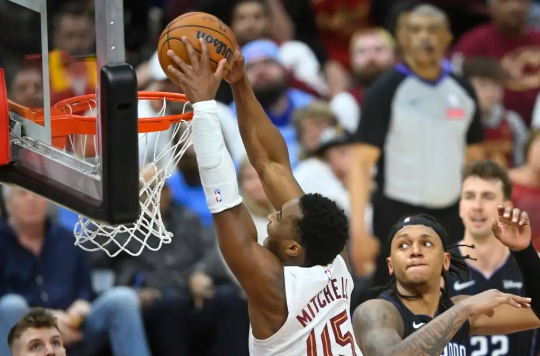 班凯罗24+11+7 米切尔23分&连失关键球 魔术终结骑士16连胜