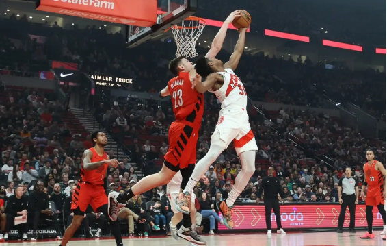 西蒙斯22分&末节12分 塞布尔首秀盖帽绝杀 开拓者险胜猛龙