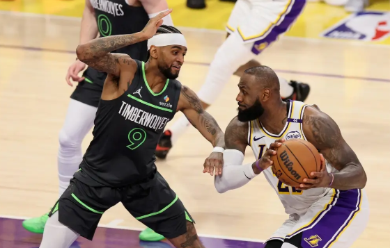 华子22+8+9 东契奇37+8 森林狼3人20+轻取湖人抢开门红