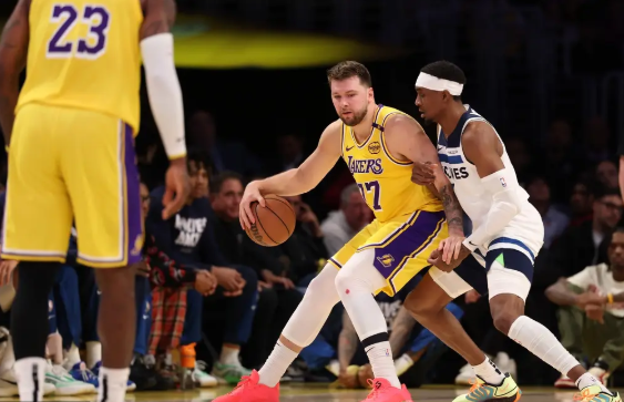 东契奇31+12+9 詹姆斯21+11+7 华子25+6 湖人擒狼扳平大比分