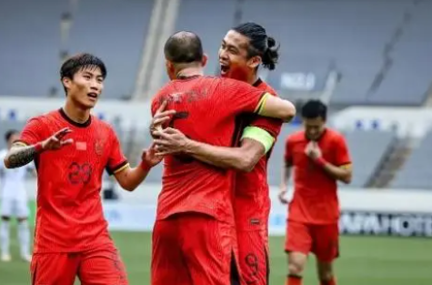 东亚杯-中国男足1-0战胜中国香港，黄政宇破门，王钰栋中柱